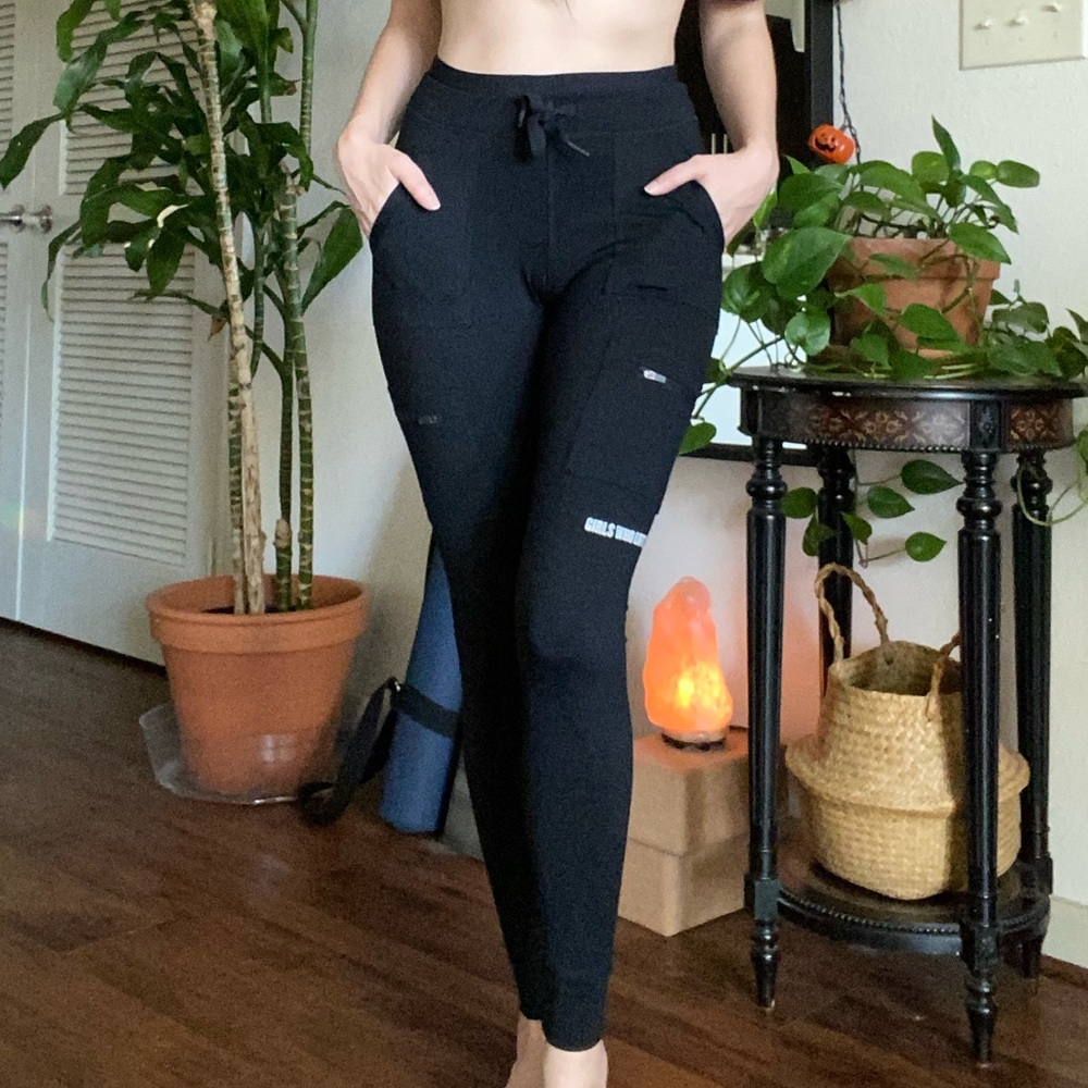 Girls Who Lift leggings with many pockets!